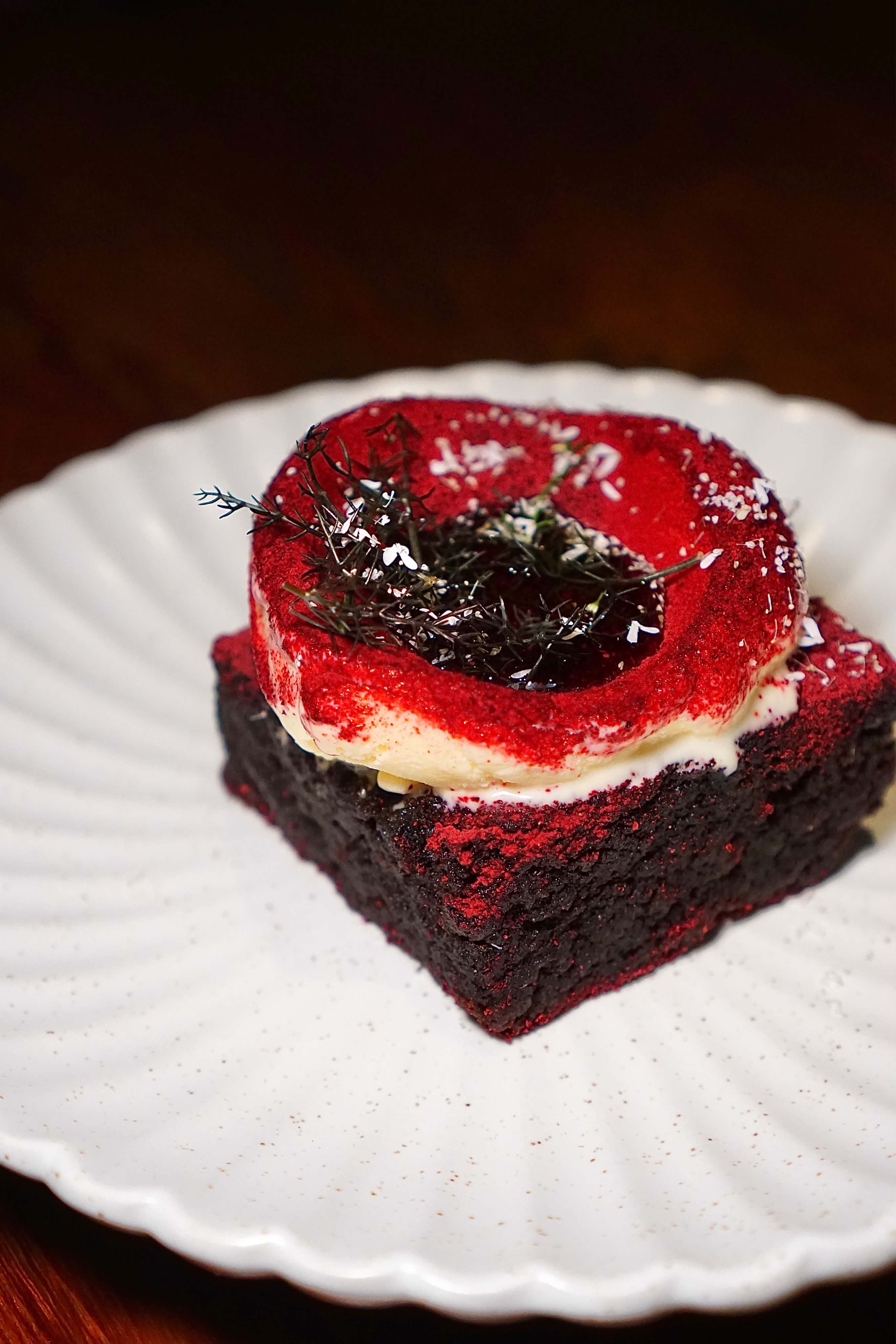 Cacao Cake พร้อม Milk Ice Cream และ Beetroot
