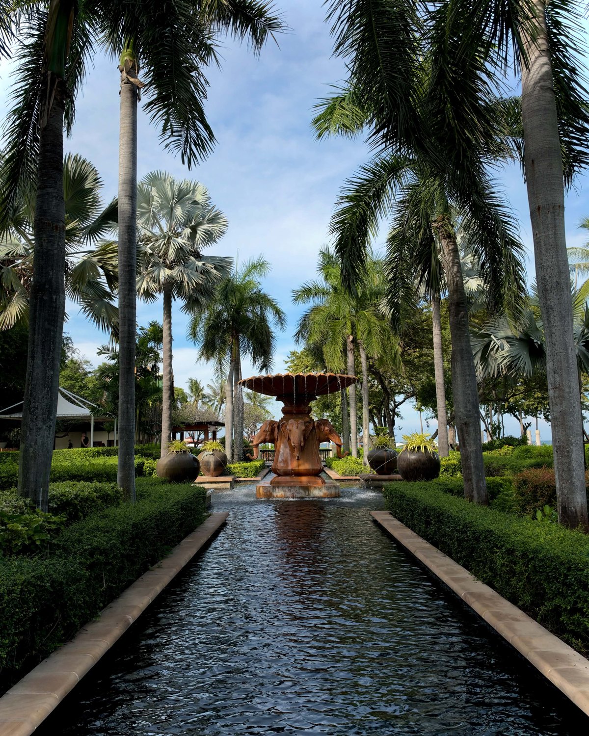 ทางเดินในสวนเขตร้อนและสระน้ำประดับภายใน Hyatt Regency Hua Hin