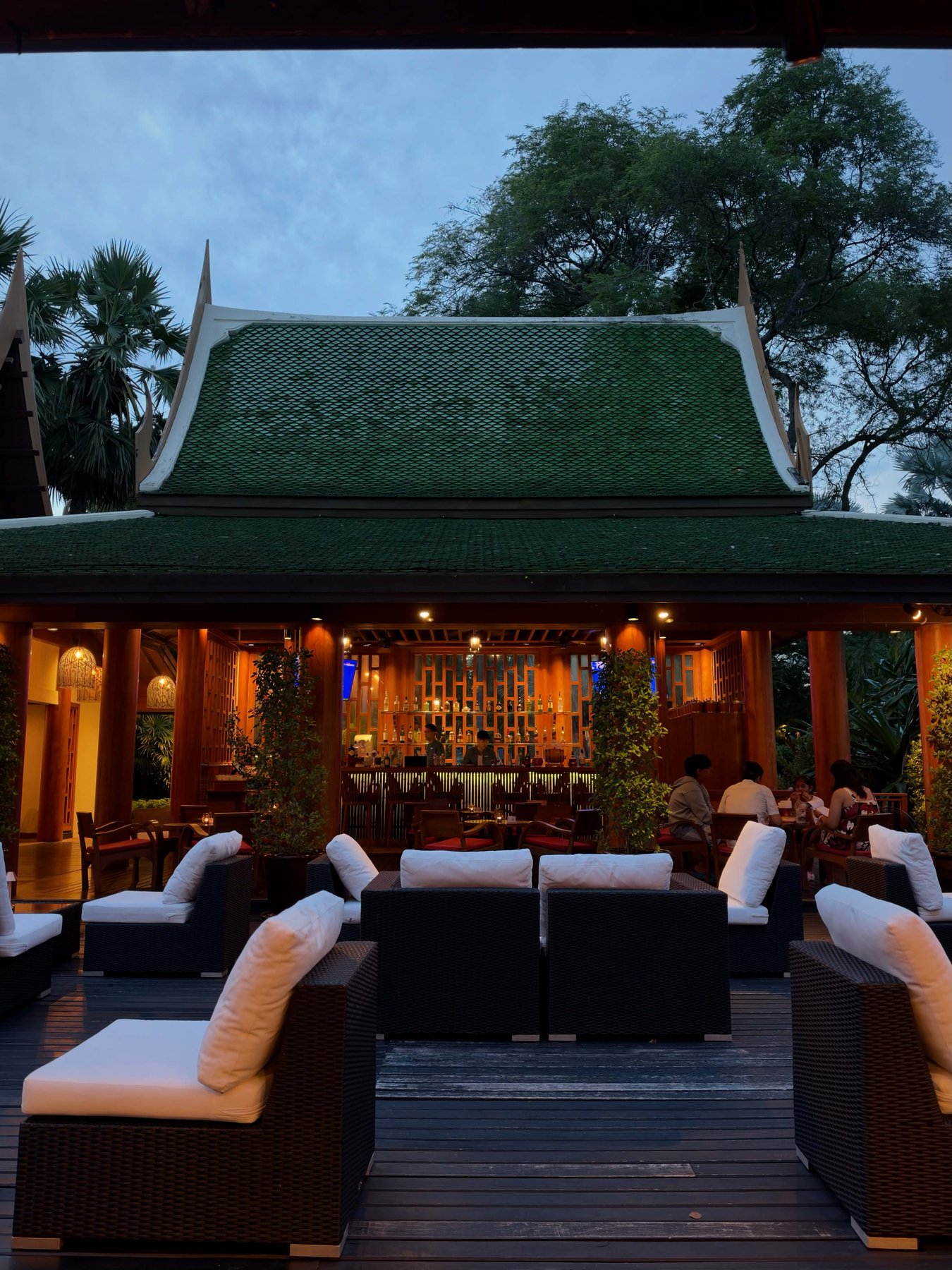 เลานจ์ยามเย็นที่ใช้ประกอบเรื่องราว Fountain Bar
