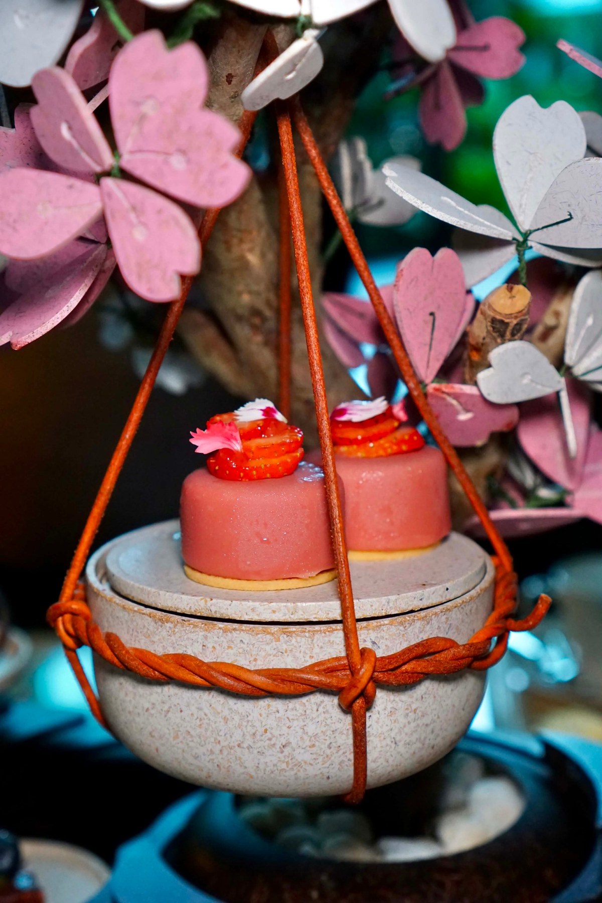 ขนมสีชมพูบนแท่นแขวนในชุด The Blossom Garden Afternoon Tea