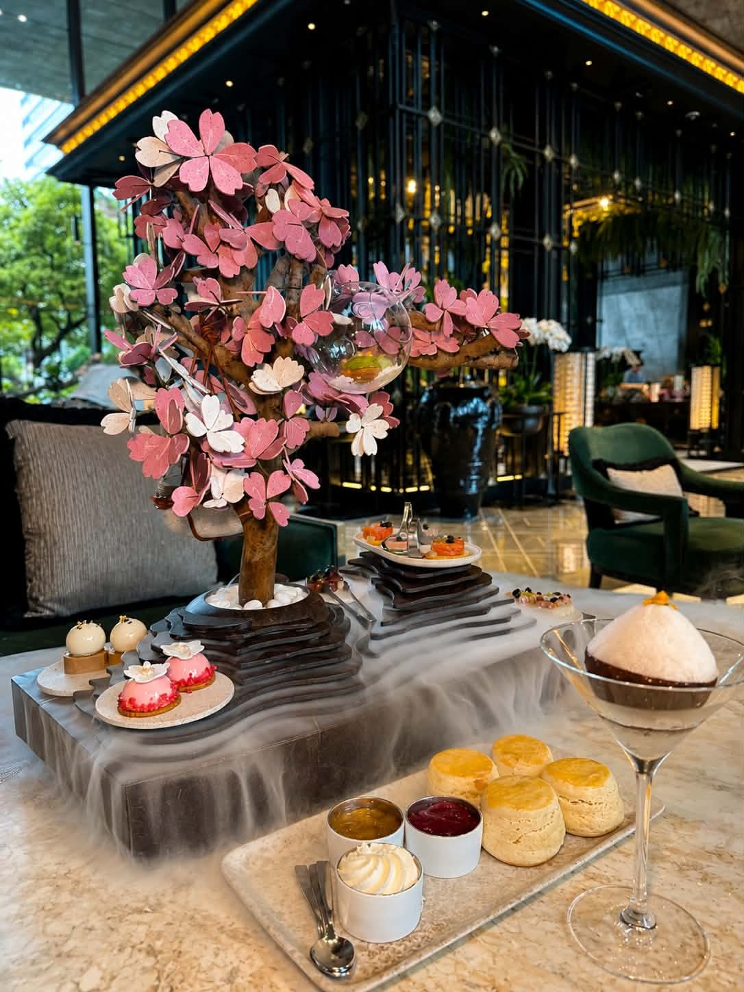 ชุด The Blossom Garden Afternoon Tea พร้อมต้นซากุระจำลองและสโคน
