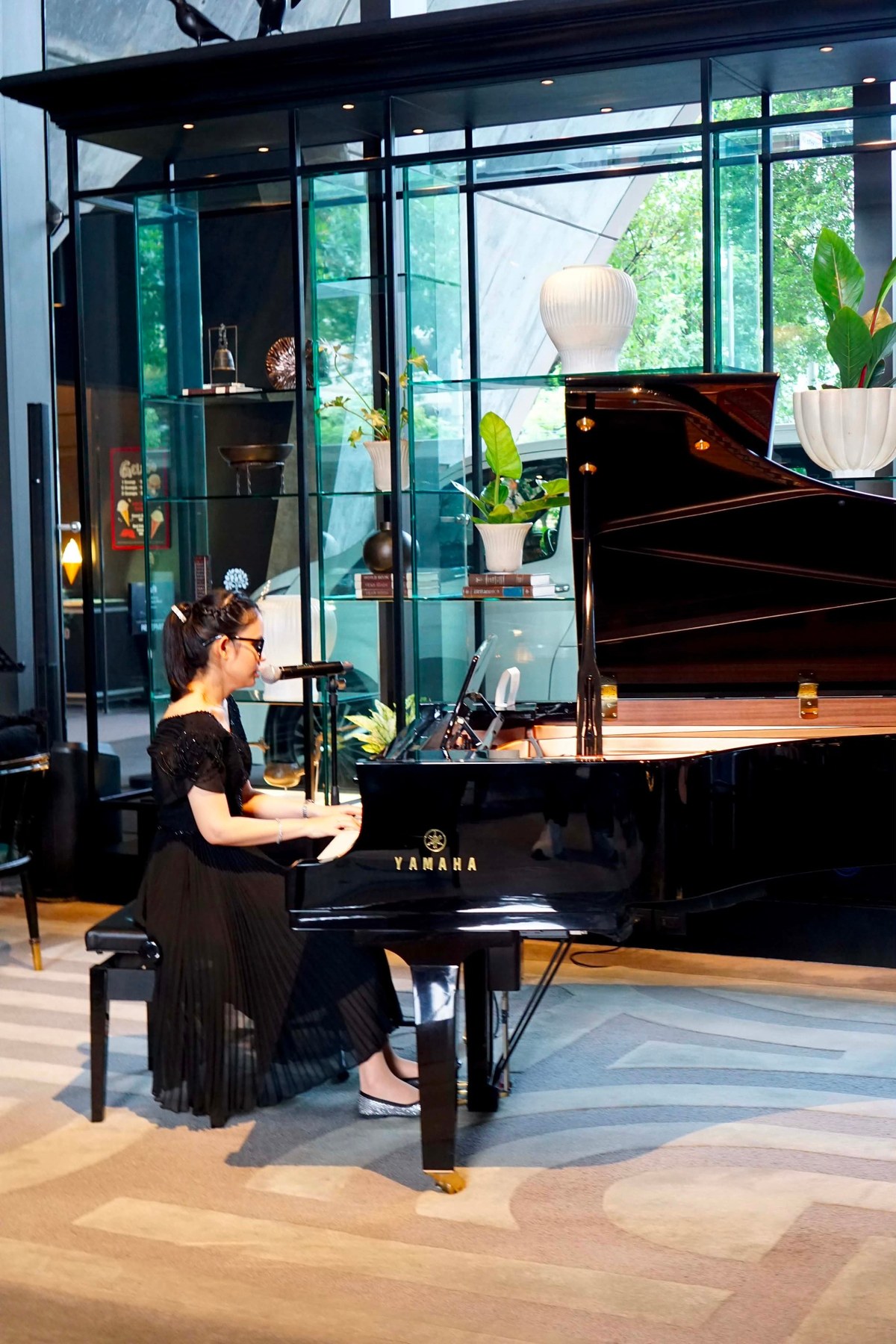 นักเปียโนบรรเลงเพลงภายใน Lobby Lounge ของ Sindhorn Kempinski Hotel Bangkok