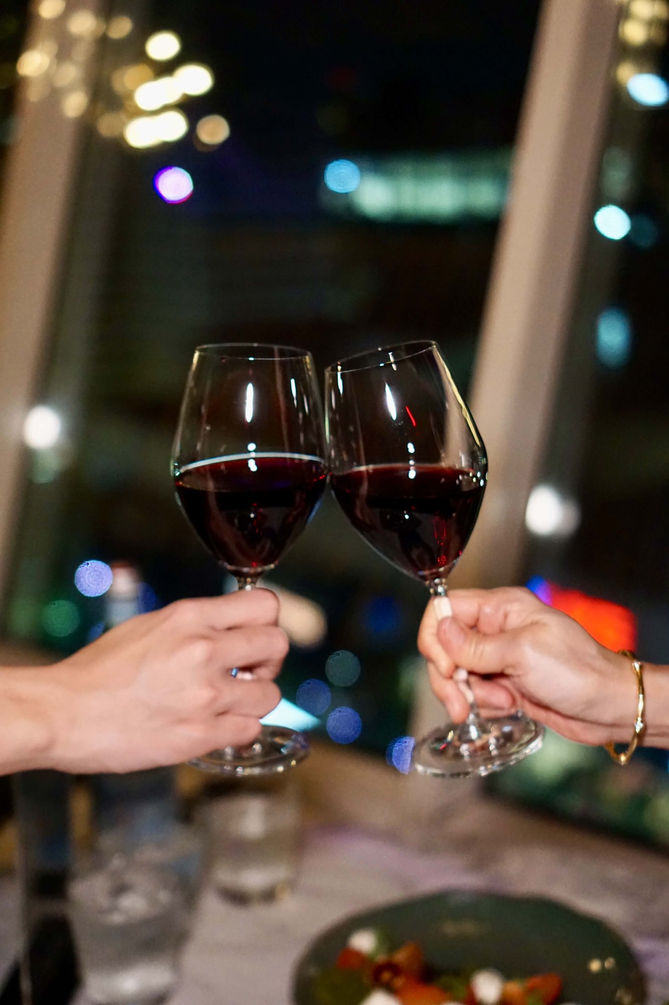 แก้วไวน์แดงชนกันที่ SOA Bar บนชั้น 22 ของ S31 Sukhumvit Hotel