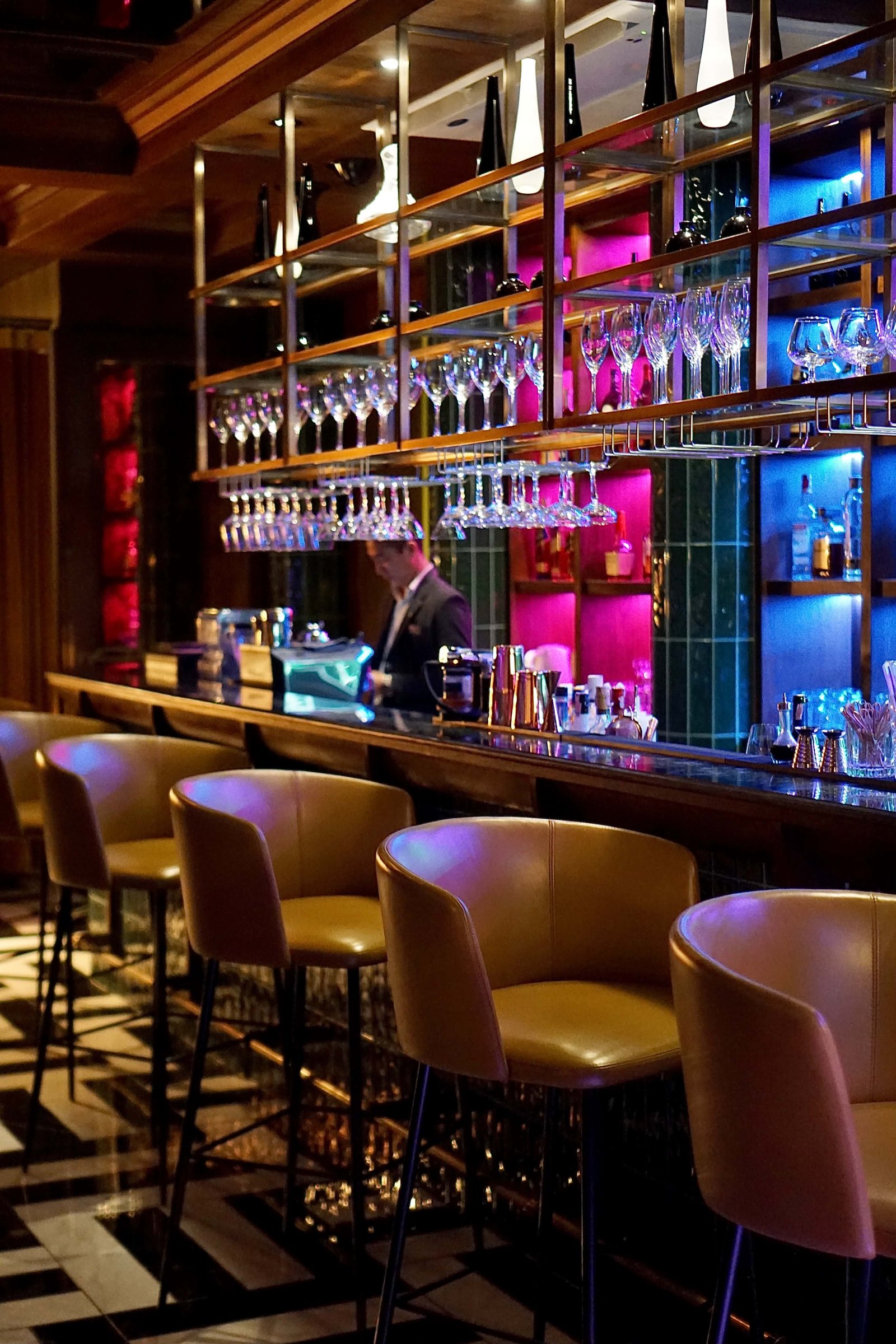 ที่นั่งริมหน้าต่างและวิวเมืองจาก SOA Bar