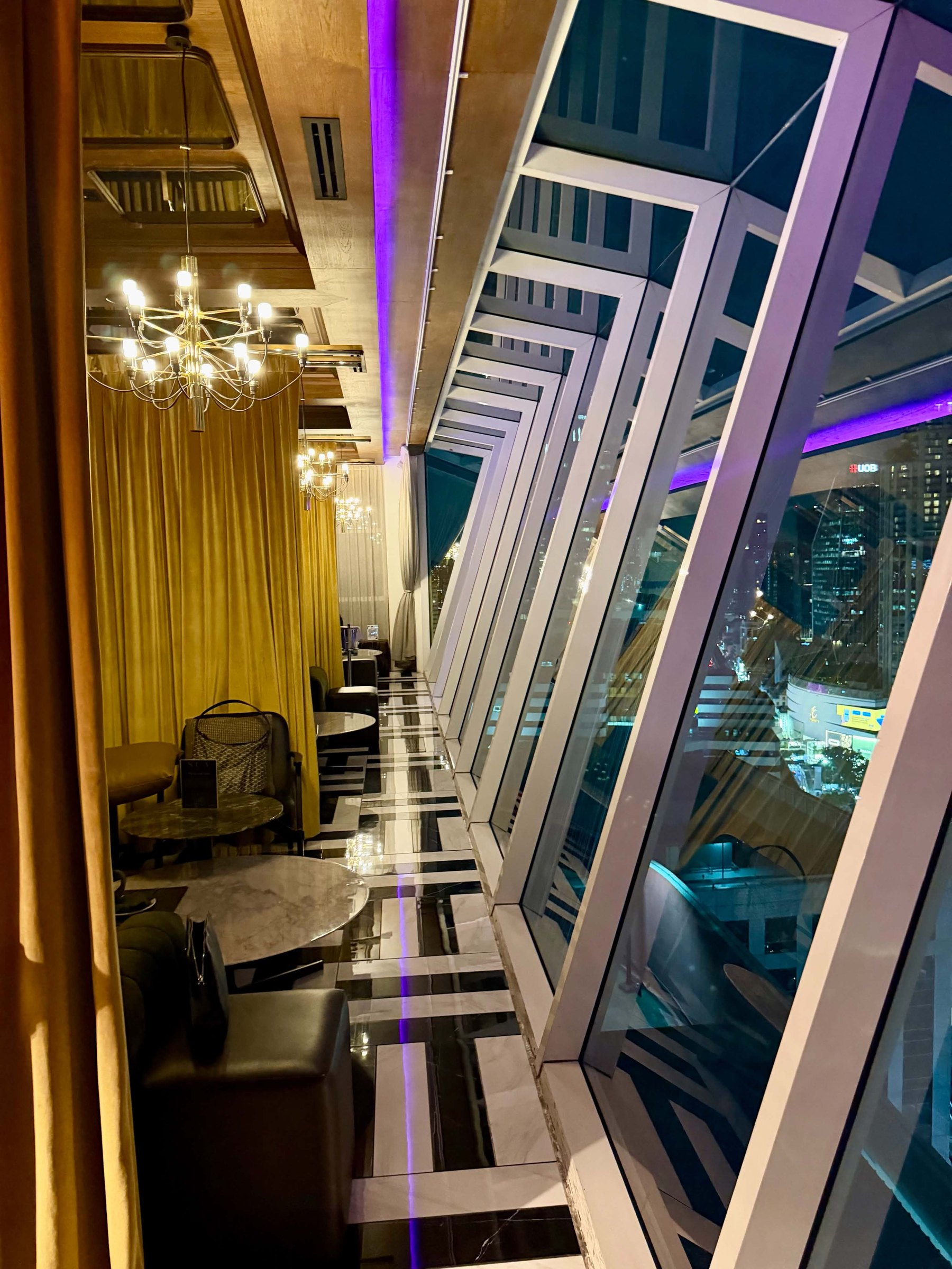 เคาน์เตอร์บาร์และบรรยากาศภายใน SOA Bar