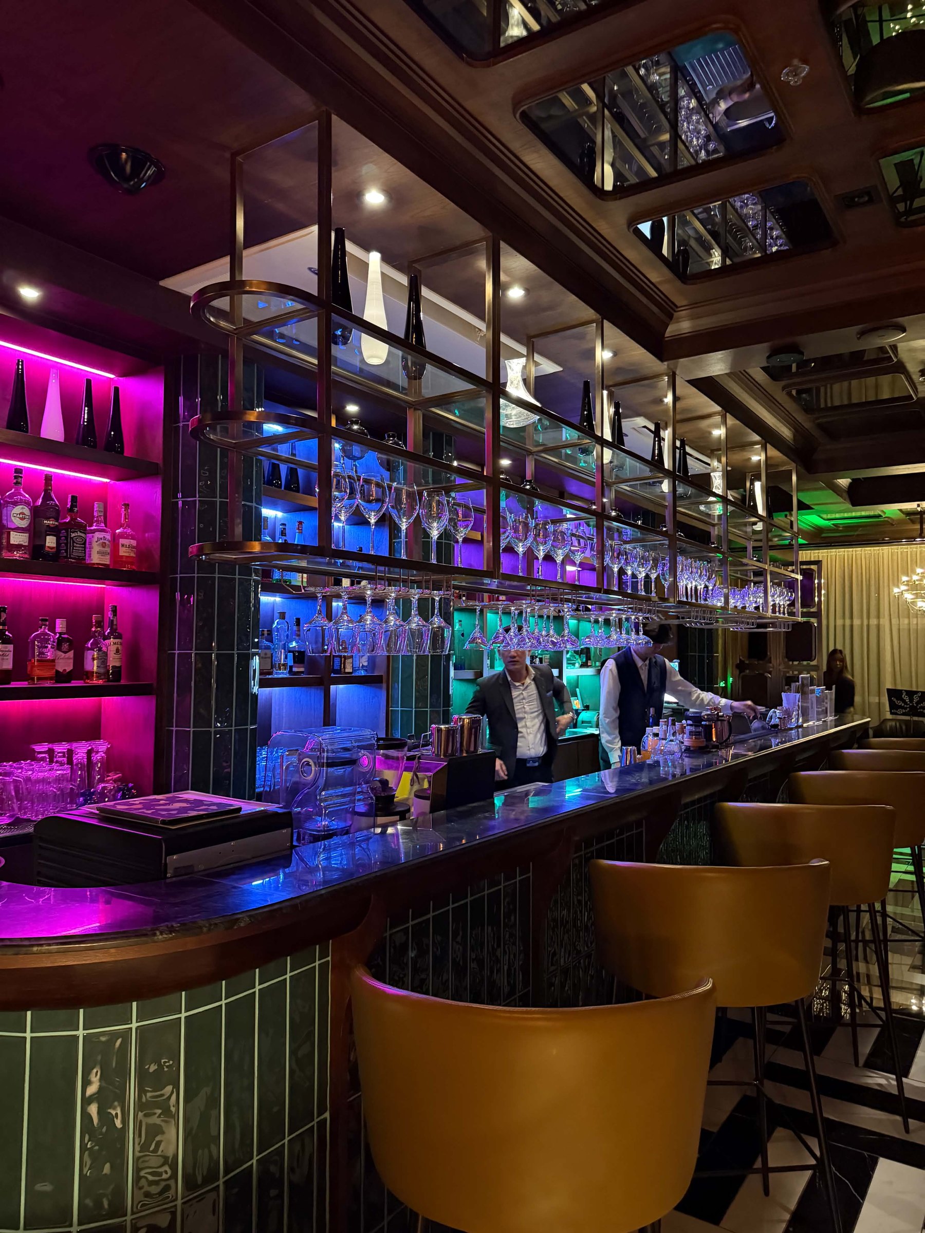 อาหารและไวน์ที่ SOA Bar