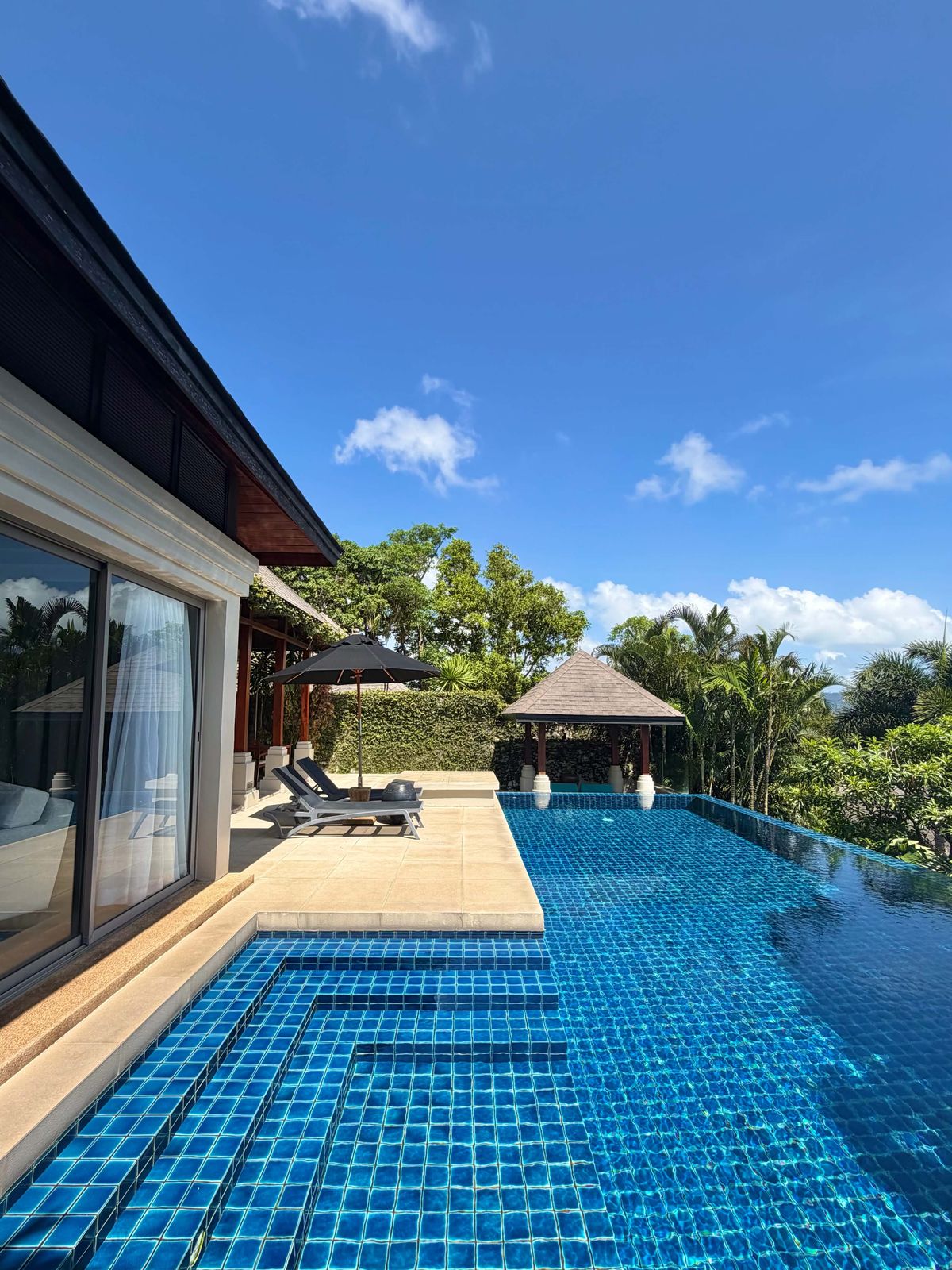 พื้นที่พักผ่อนและวิวจากพูลวิลล่าที่ The Pavilions Phuket