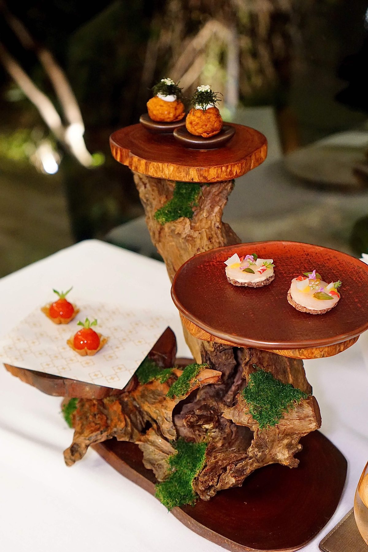 Amuse-bouche presentation at Wisetwiso Bangkok